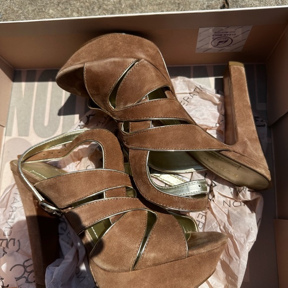 Heels - Picture 3 of 4